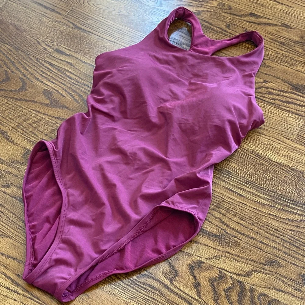 TYR Women’s High-Neck One-Piece Competition Swimsuit Size Small Sporty‎ Swim